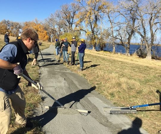 volunteers-raking-gravel-trail